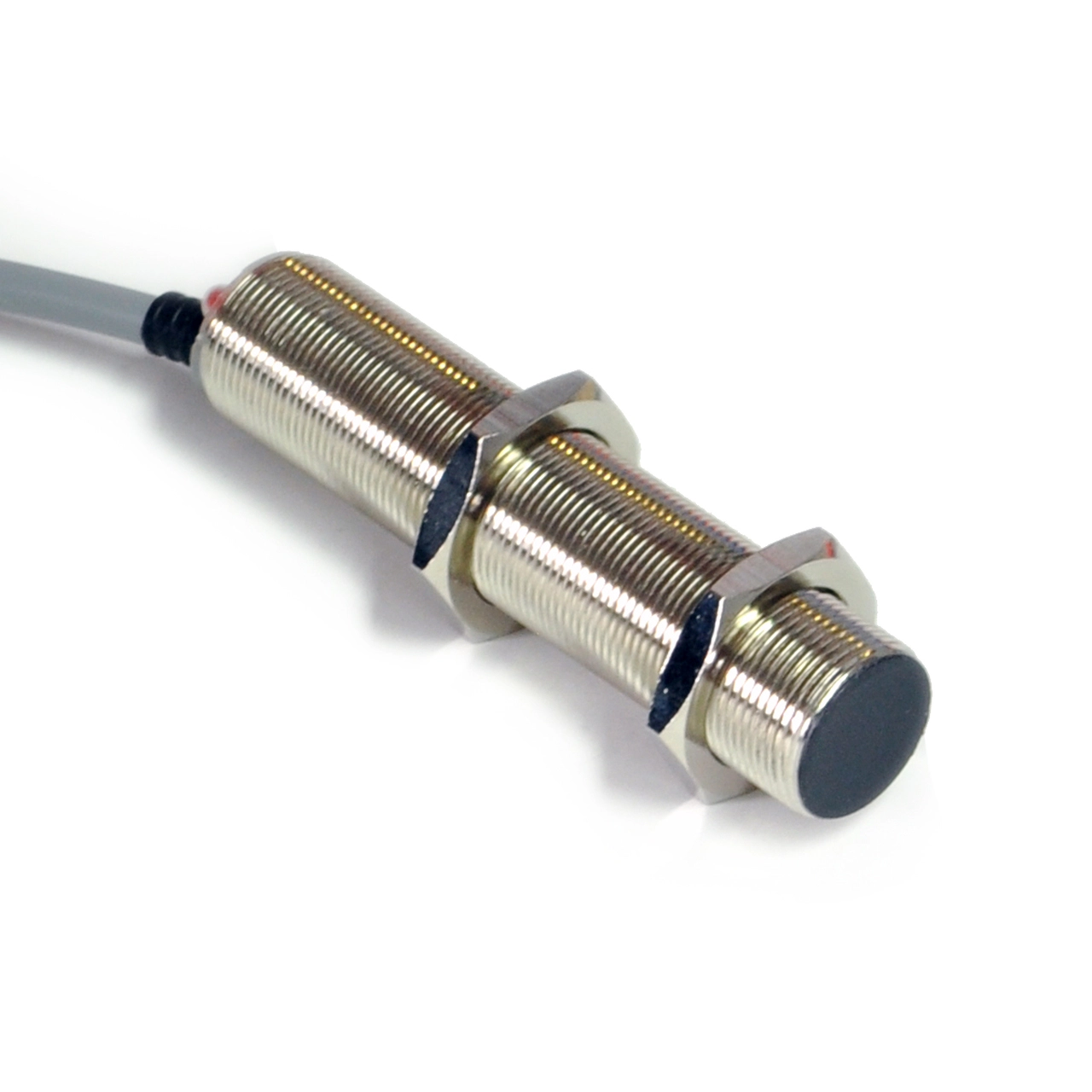 SENZOR INDUCTIV, CILINDRIC, CORP CUPRU CROMAT, ECRANAT CORP FILETAT M18 MM DISTANTA: 5 MM NPN, CHANGE OVER (NO AND NC) 4-fire CU PROTECTIE SCURT CIRCUIT, Cablu: 2M